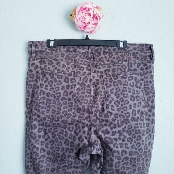 Good American Good Legs High Rise Jeans in Gray Leopard‎ - Picture 7 of 9